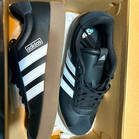 Black adidas women’s size 8 and a half - Picture 1 of 1